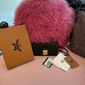 NWT Black MCM Tracy Visetos Wallet on Chain w/Gold Hardware